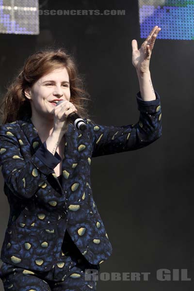 CHRISTINE AND THE QUEENS - 2013-07-20 - PARIS - Parvis de l'Hotel de Ville - 